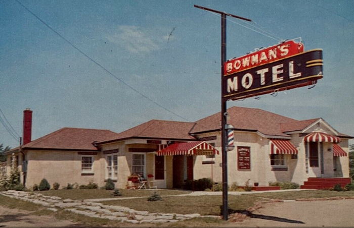 Bowmans Motel - Old Postcard View (newer photo)